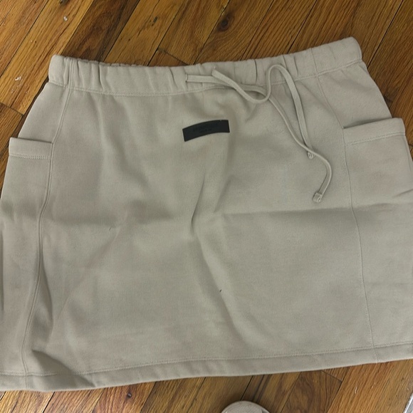 Essentials skirt - Picture 1 of 4